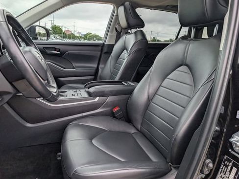 Used 2023 Toyota Highlander XLE AWD/4WD image 27