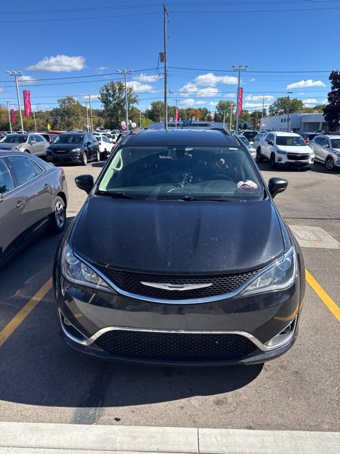 Used 2017 Chrysler Pacifica Touring-L FWD image 2