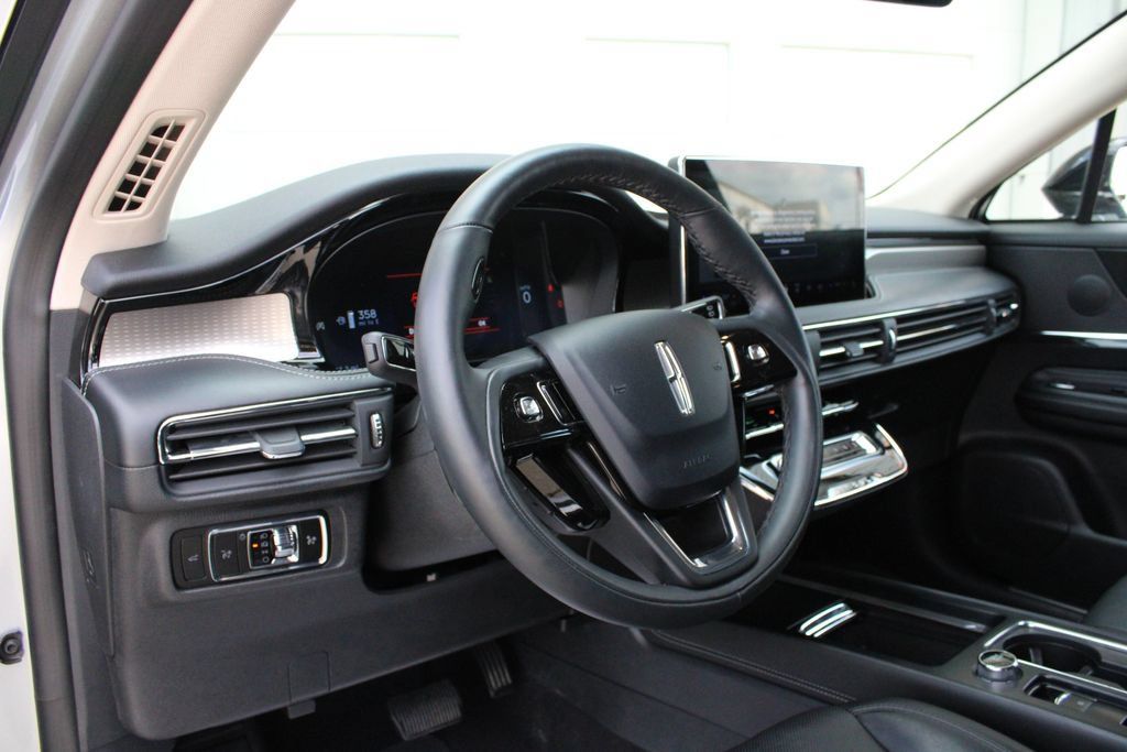 Used 2023 Lincoln Corsair Reserve w/ Equipment Group 201A AWD/4WD image 2