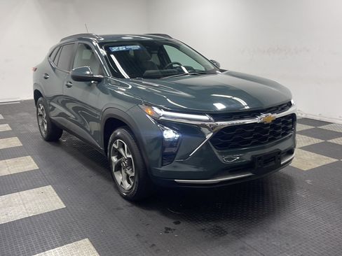 Used 2025 Chevrolet Trax LT FWD image 23