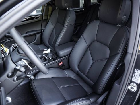 Certified 2026 Porsche Macan AWD/4WD image 5