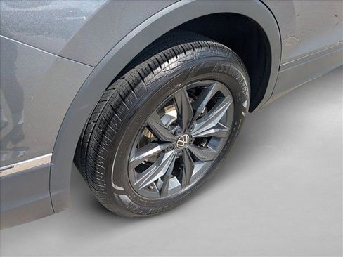 Used 2024 Volkswagen Tiguan SE w/ Panoramic Sunroof Package FWD image 22