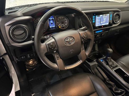 Used 2019 Toyota Tacoma TRD Off-Road image 2