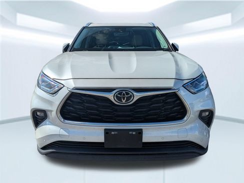 Used 2023 Toyota Highlander Limited FWD image 4