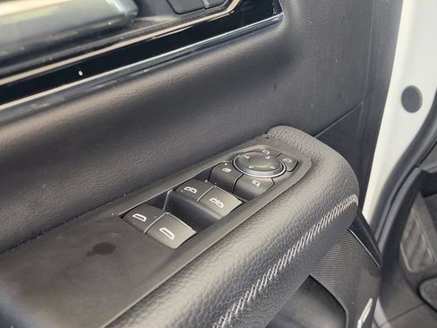 Used 2025 GMC Yukon Denali RWD image 11