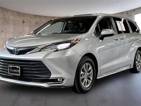 Used 2021 Toyota Sienna XLE image 3