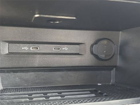 Used 2025 Volkswagen Taos SE FWD image 19