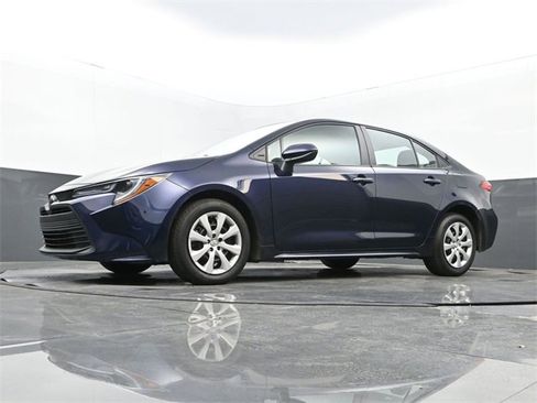 Used 2025 Toyota Corolla LE w/ Convenience Package image 12
