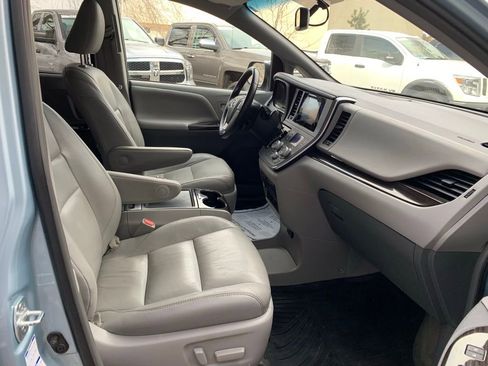 Used 2017 Toyota Sienna XLE Premium image 25