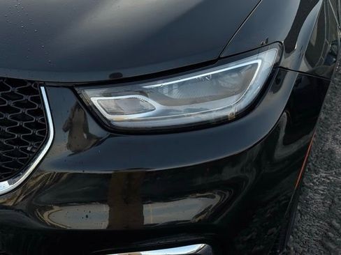 Used 2023 Chrysler Pacifica Limited image 2