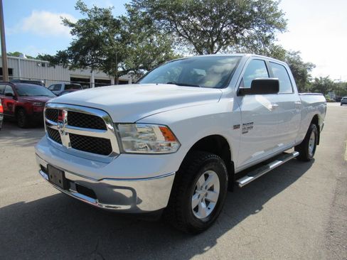 Used 2019 RAM 1500 Classic SLT AWD/4WD image 3