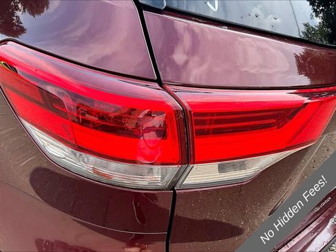 Used 2019 Toyota Highlander LE AWD/4WD image 25