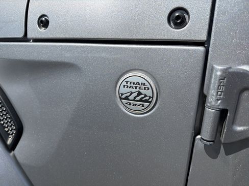 Used 2020 Jeep Gladiator Overland AWD/4WD image 8