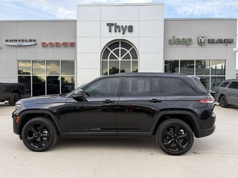 Used 2023 Jeep Grand Cherokee Limited w/ Black Appearance Package AWD/4WD image 34