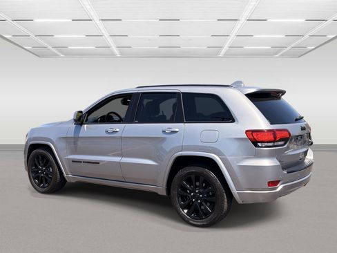 Used 2018 Jeep Grand Cherokee Altitude RWD image 3