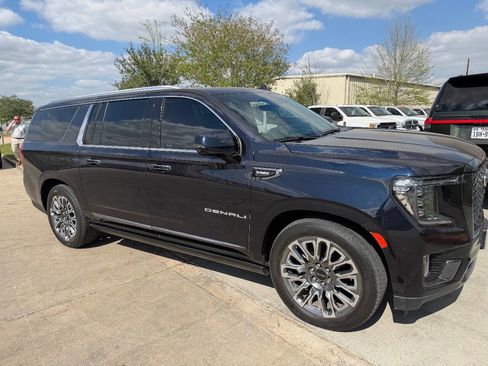 Used 2023 GMC Yukon XL Denali Ultimate image 10