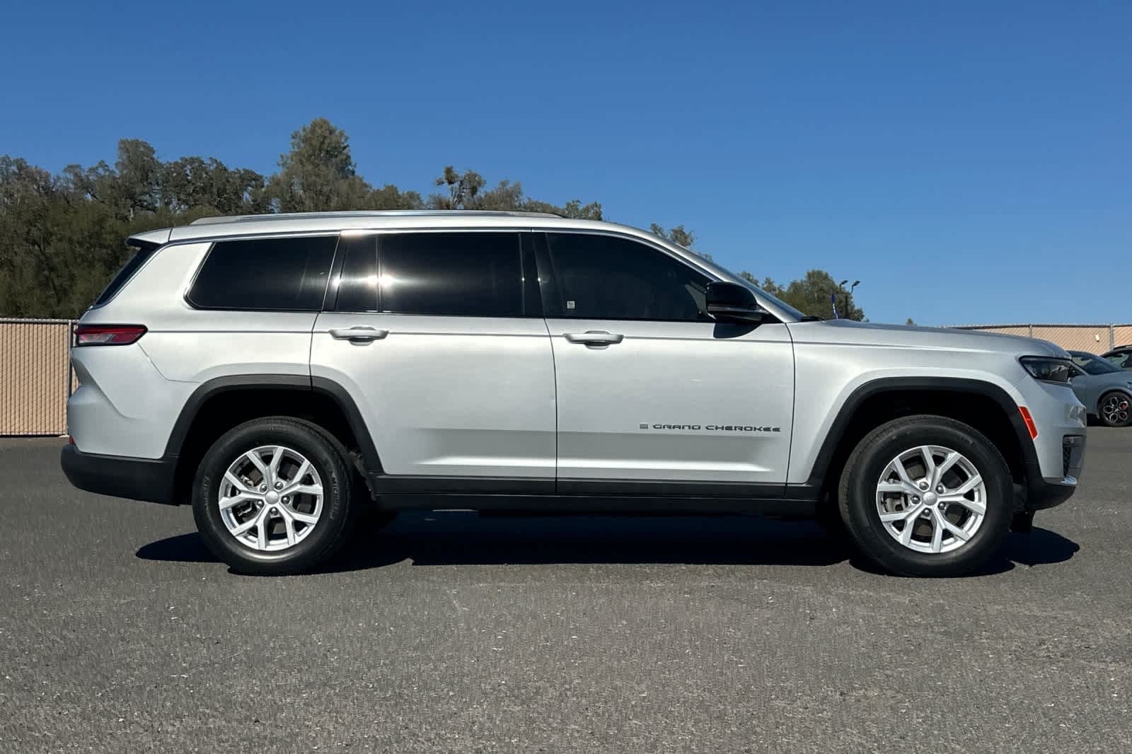 Used 2023 Jeep Grand Cherokee L Limited AWD/4WD image 2