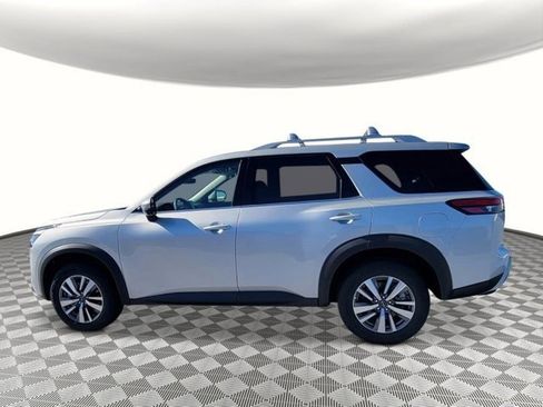 New 2025 Nissan Pathfinder SL image 2