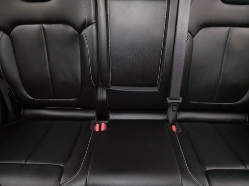 Used 2023 Jeep Grand Cherokee Limited w/ Luxury Tech Group II image 13