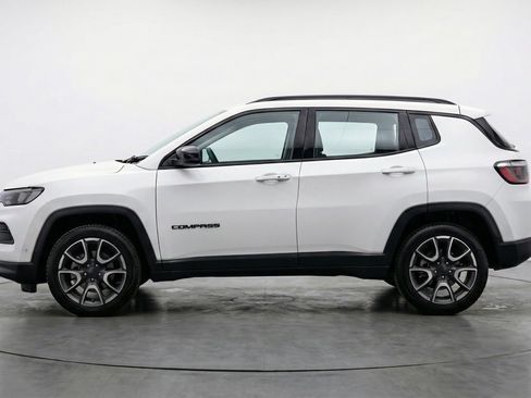 Used 2025 Jeep Compass Trailhawk image 5
