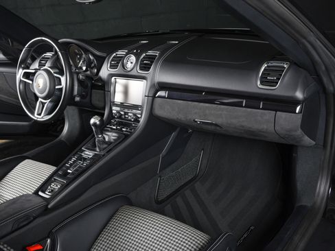 Used 2016 Porsche Boxster Spyder RWD image 18