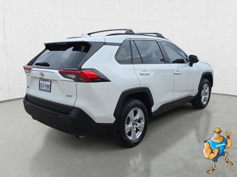 Used 2021 Toyota RAV4 XLE FWD image 5