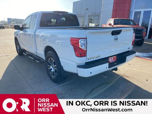 Used 2021 Nissan Titan SV w/ SV Convenience Package RWD image 3