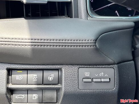 Used 2021 Toyota Avalon Limited FWD image 31