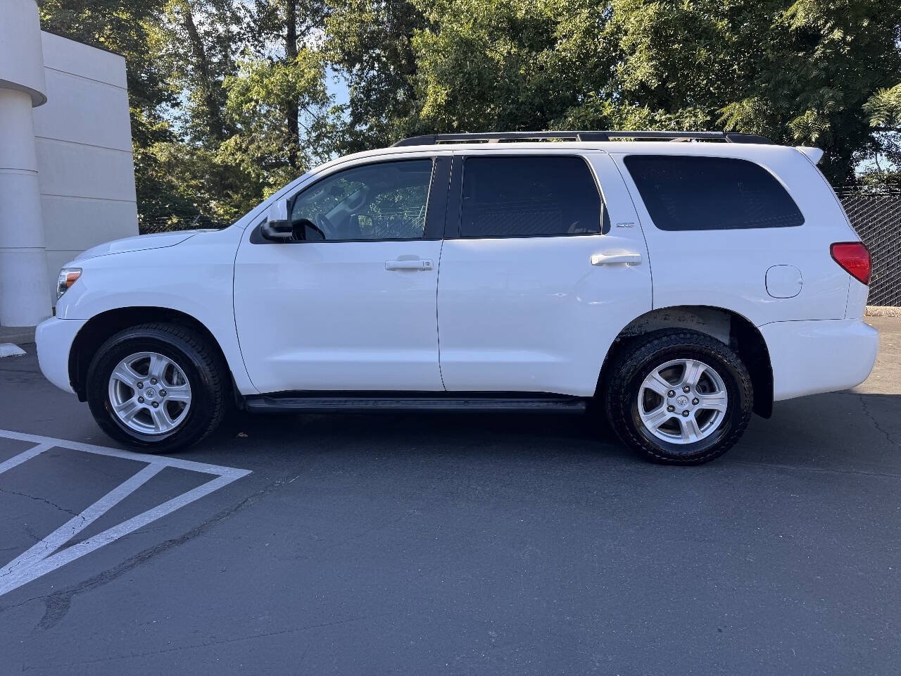 Used 2016 Toyota Sequoia SR5 AWD/4WD image 2