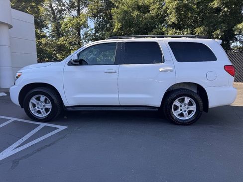 Used 2016 Toyota Sequoia SR5 AWD/4WD image 2
