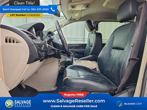 Used 2016 Chrysler Town & Country Touring image 9
