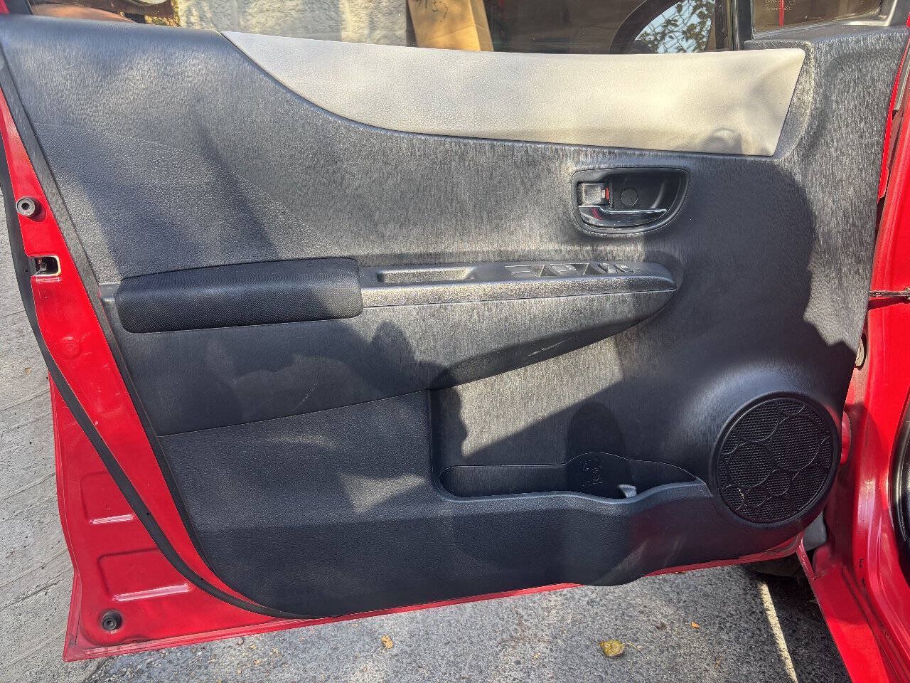 Used 2012 Toyota Yaris LE FWD image 21