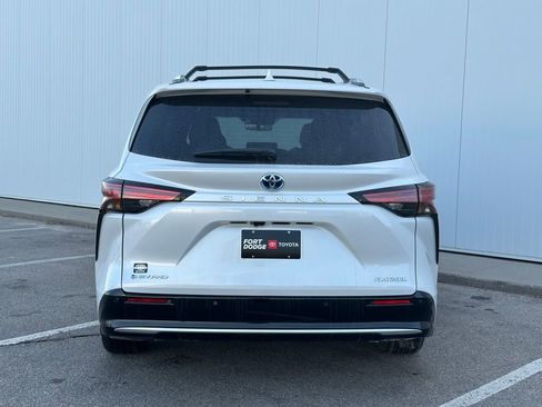Used 2025 Toyota Sienna Platinum image 4