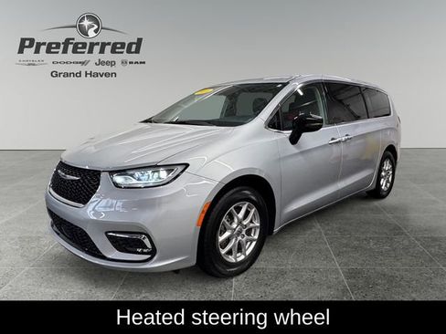 Used 2024 Chrysler Pacifica Touring-L FWD image 11