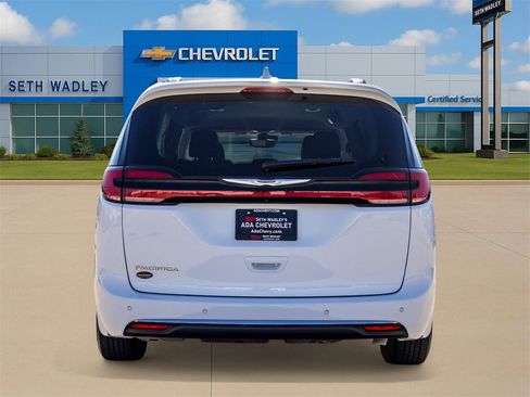 Used 2022 Chrysler Pacifica Touring-L image 6