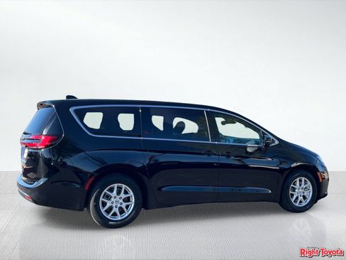 Used 2025 Chrysler Pacifica Select FWD image 5