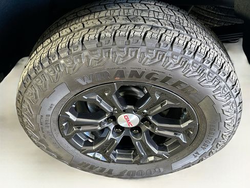 Used 2024 GMC Canyon Elevation w/ Elevation Premium Package image 11