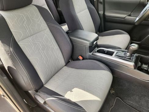 Used 2020 Toyota Tacoma TRD Off-Road w/ Technology Package AWD/4WD image 10