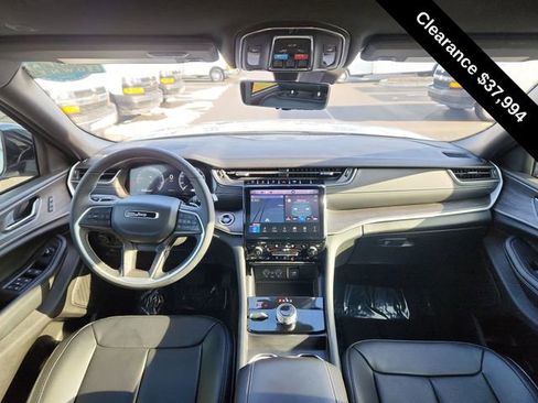 Used 2025 Jeep Grand Cherokee Limited w/ Luxury Tech Group II AWD/4WD image 32