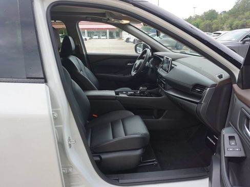 Used 2023 Nissan Rogue SV w/ SV Premium B Package FWD image 16