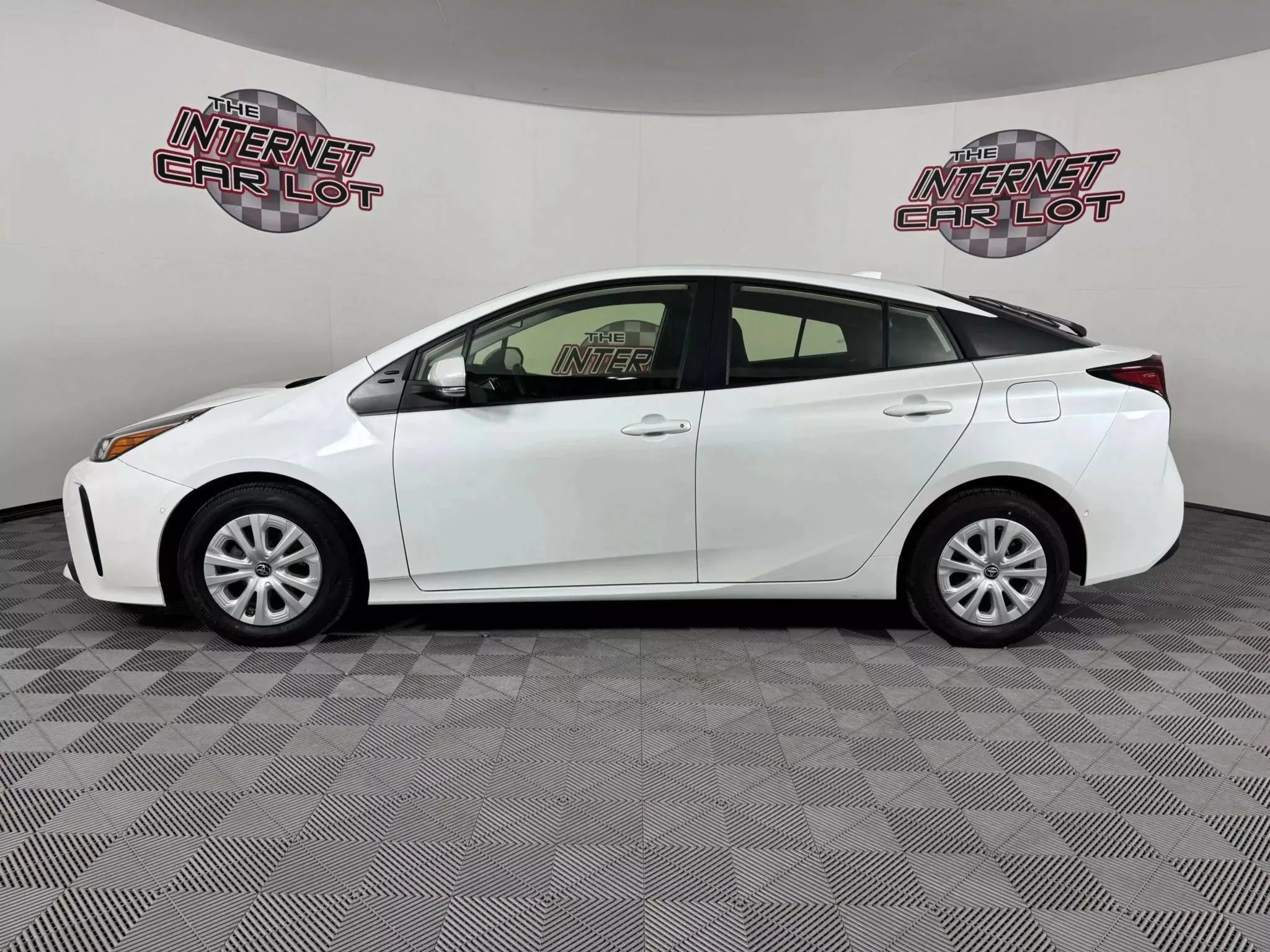 Used 2022 Toyota Prius LE FWD image 4