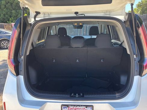 Used 2025 Kia Soul LX w/ LX Technology Package FWD image 29