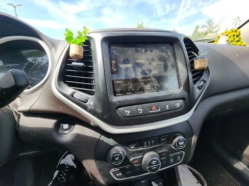 Used 2017 Jeep Cherokee Overland w/ Technology Group FWD image 29