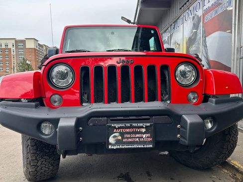 Used 2017 Jeep Wrangler Unlimited Sahara AWD/4WD image 8