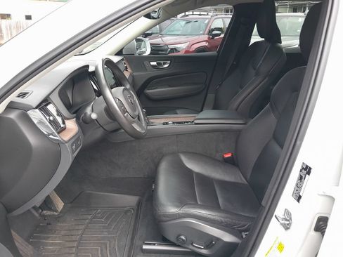 Used 2021 Volvo XC60 T5 Momentum w/ Premium Package AWD/4WD image 13