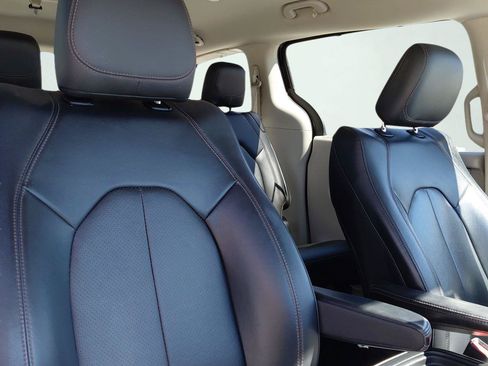 Used 2019 Chrysler Pacifica Touring-L FWD image 11