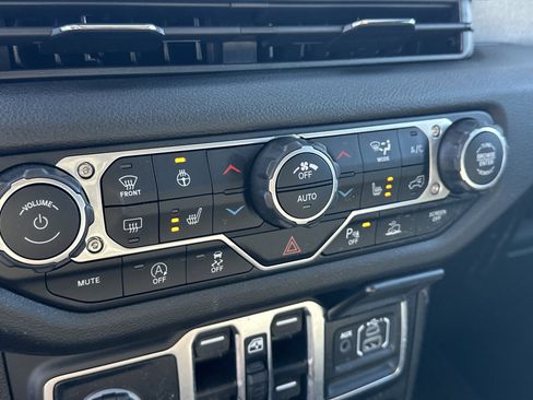 Used 2025 Jeep Wrangler Willys image 33