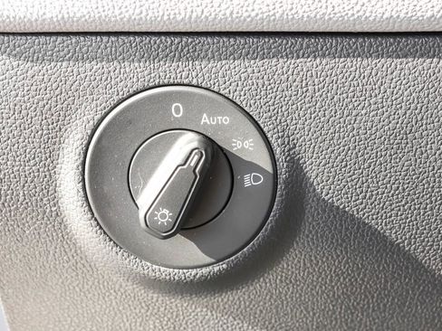 Certified 2022 Volkswagen Taos SE image 18