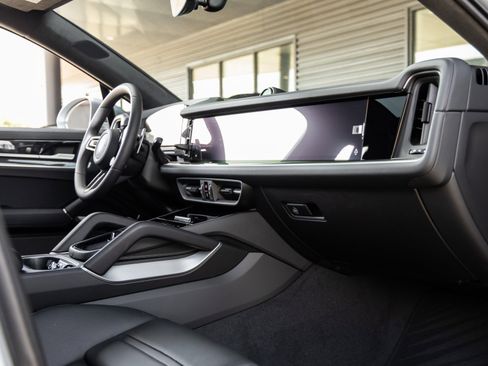 Certified 2025 Porsche Cayenne S image 49