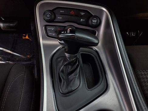 Used 2022 Dodge Challenger SXT RWD image 10